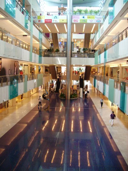 dieriesigenshoppingmallsentlangderorchadroad.jpg